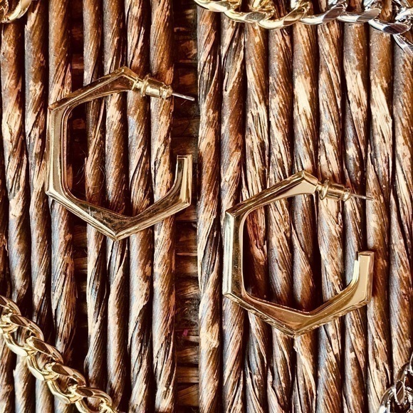 ✨💛 Gold Tone High Shine Geometric Hoops ✨💛 - Picture 1 of 6